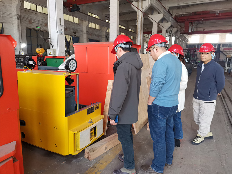 Clientes extranjeros visitan la fábrica de locomotoras eléctricas mineras de Xiangtan