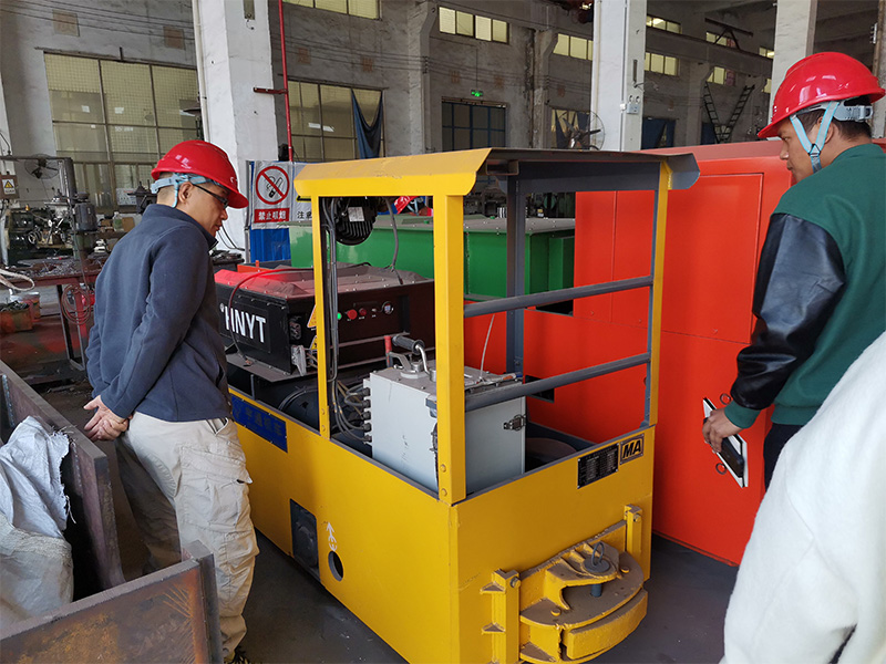 Clientes extranjeros visitan la fábrica de locomotoras eléctricas mineras de Xiangtan