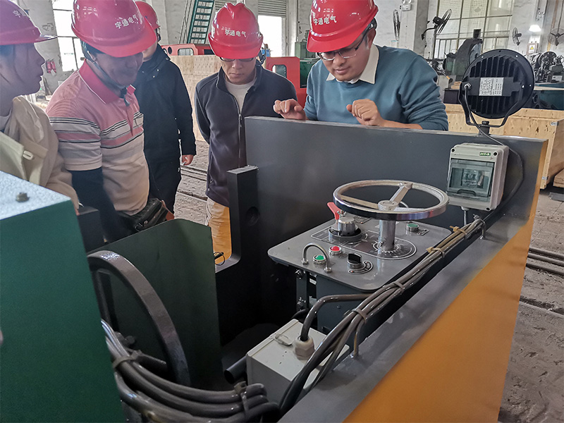 Clientes extranjeros visitan la fábrica de locomotoras eléctricas mineras de Xiangtan