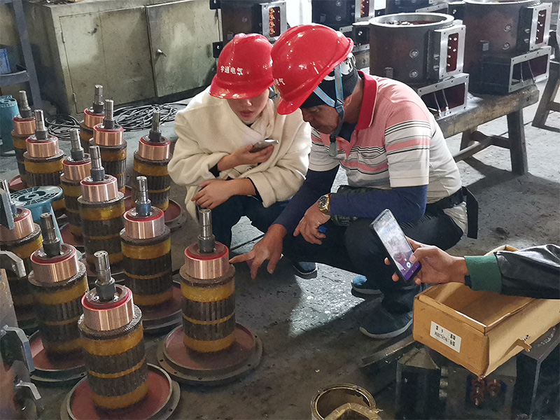 Clientes extranjeros visitan la fábrica de locomotoras eléctricas mineras de Xiangtan