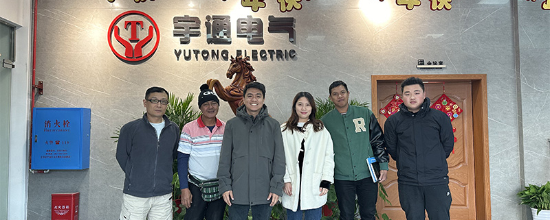 Clientes extranjeros visitan la fábrica de locomotoras eléctricas mineras de Xiangtan